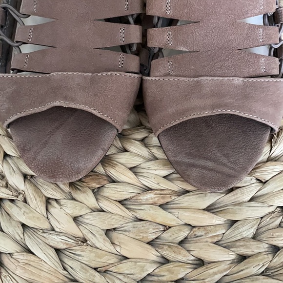 Vince Camuto Gladiator Heeled Sandles - Picture 5 of 8